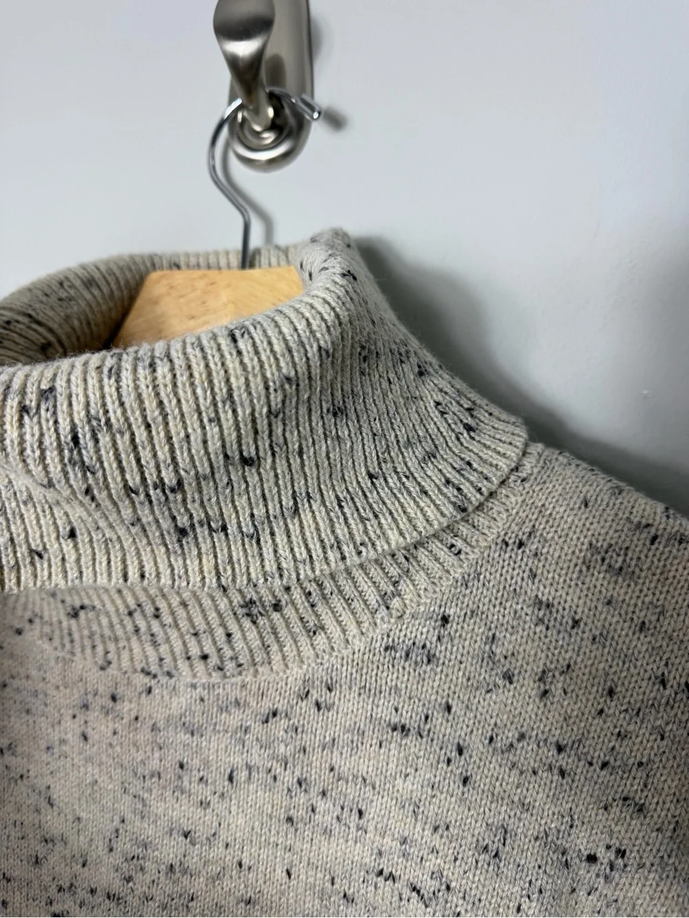 Levitate Seawool Oyster Speckled Turtleneck Sweater – Size Medium -*k